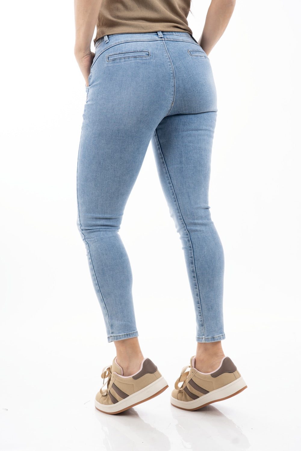 modella indossando Jeans slim fit in denim elasticizzato con tasche a filetto colore