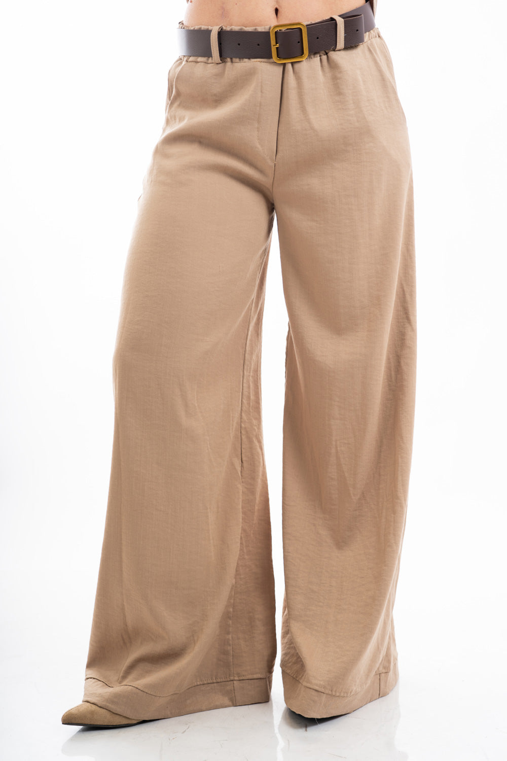 modella indossando Pantalone palazzo con elastico in vita, tasche e cintura inclusa effetto naturale colore Camel Unica