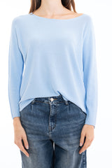 modella indossando Maglia Ampia in Misto Viscosa con Scollo Stondato colore Celeste Unica
