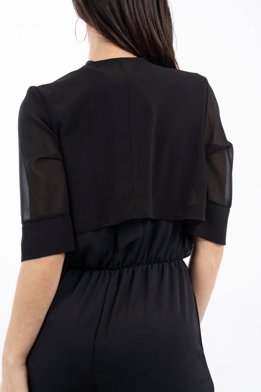 modella indossando Bolerino corto in georgette velata con manica 3/4 colore