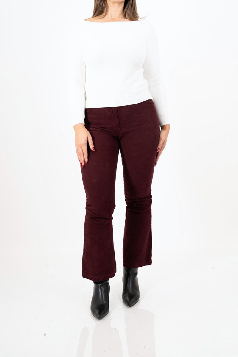 modella indossando Pantalone a Coste a Zampa in Cotone – Bordeaux colore