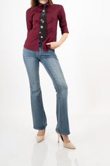 modella indossando Camicia avvitata in cotone elasticizzato bordeaux colore