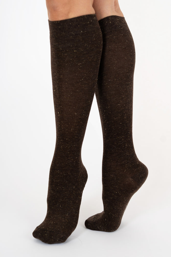 modella indossando Calza lunga donna in viscosa con lurex Pezzini Prestige colore Marrone Unica