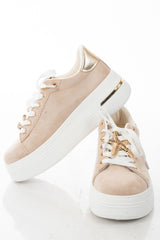 modella indossando Sneakers platform con charm gioiello removibile e suola alta Fango colore Fango