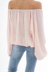 modella indossando Blusa in georgette velata con scollo elasticizzato e manica ampia sblusata colore