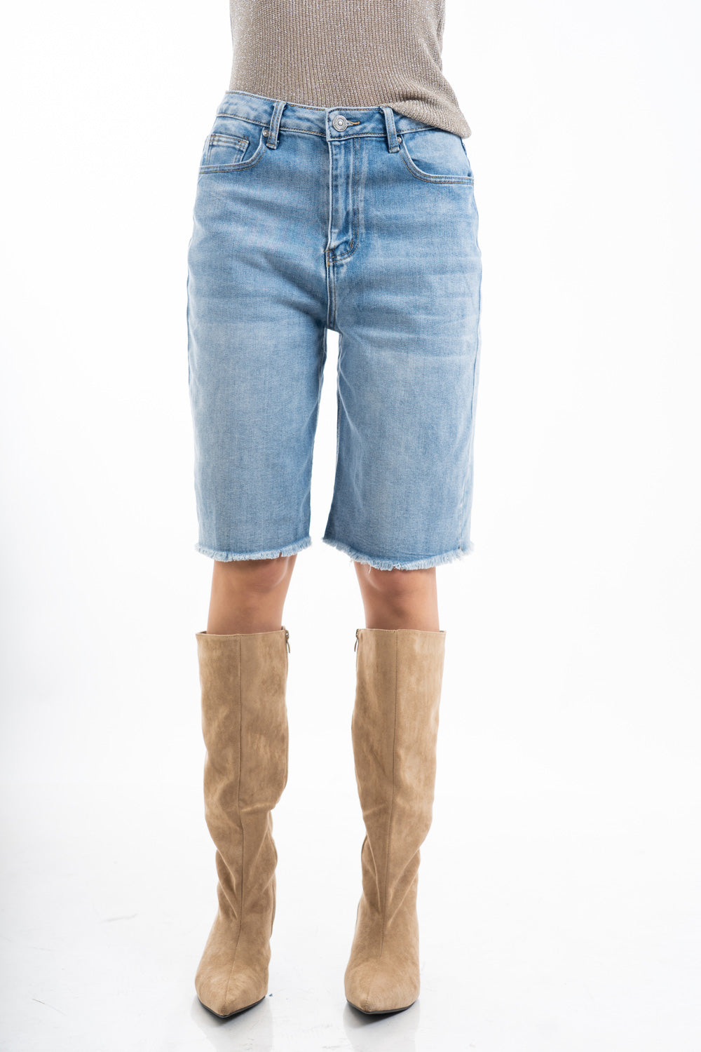 modella indossando Bermuda in denim con orlo sfrangiato e vestibilità dritta colore