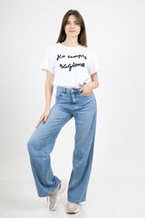 modella indossando T-shirt con scritta ricamata “Ho sempre ragione” in cotone elasticizzato Made in Italy colore