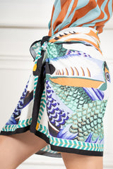 modella indossando Gonna Pareo a Portafoglio Fantasia Tucano Tropicale Made in Italy colore