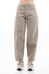 modella indossando Jeans barrel in denim con gamba ampia e cuciture strutturate colore