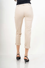 modella indossando Pantalone beige elasticizzato con risvolto in misto cotone colore
