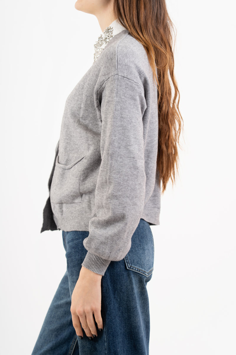 modella indossando Cardigan ampio con scollo a V e maniche a palloncino colore