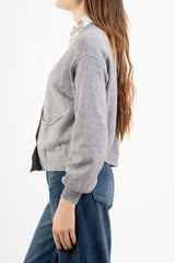 modella indossando Cardigan ampio con scollo a V e maniche a palloncino colore