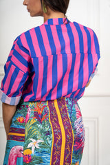 modella indossando Camicia in Cotone Leggero a Righe Bicolore Made in Italy colore