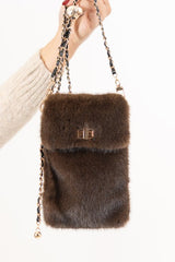 modella indossando Porta cellulare EcoFur Soft con tracolla dorata colore Marrone Unica