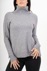 modella indossando Maglione over con collo alto in filato morbido e caldo colore Grigio Unica