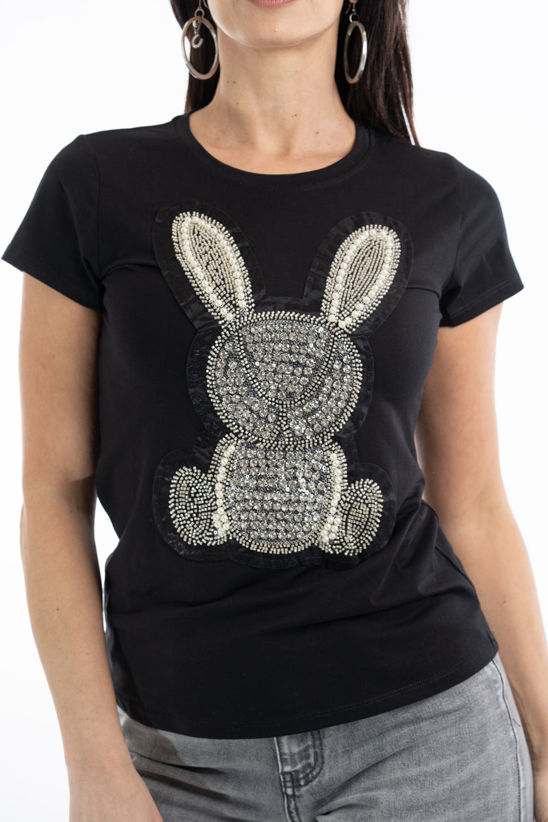 modella indossando T-shirt con Coniglio Ricamato Gioiello colore Nero Unica