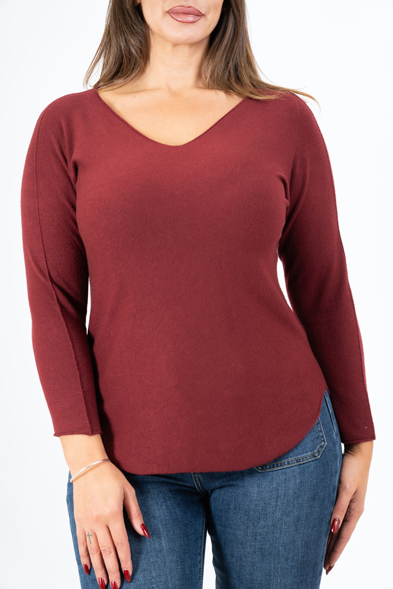 modella indossando Maglia SoftVibe in misto viscosa scollo a V colore Bordeaux Unica