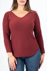 modella indossando Maglia SoftVibe in misto viscosa scollo a V colore Bordeaux Unica