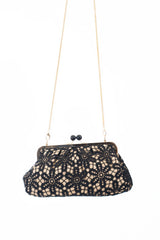 Clutch rigida in pizzo con chiusura gioiello e tracolla a catena
