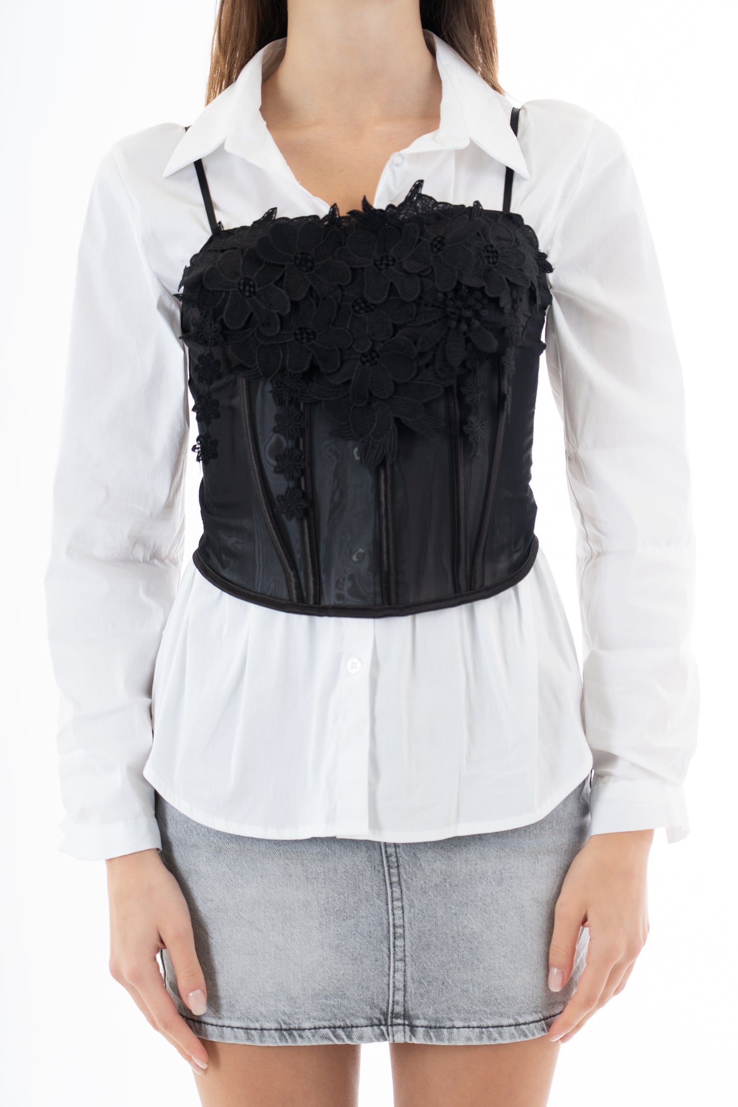 modella indossando Bustier in microrete elasticizzata con coppe preformate e applicazioni floreali 3D colore Nero