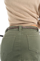 modella indossando Minigonna verde con shorts interno e cintura inclusa in cotone elasticizzato colore