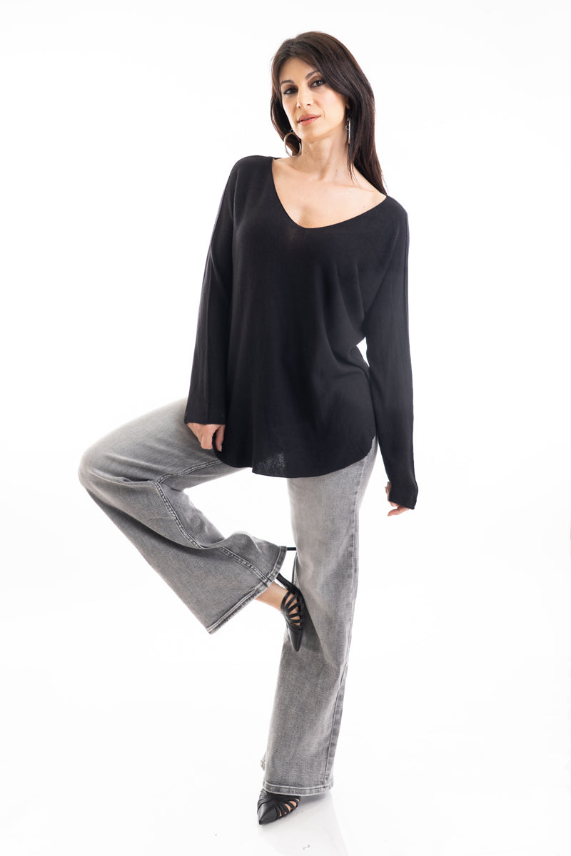 modella indossando Maglia over scollo V in misto viscosa con bordo pulito colore