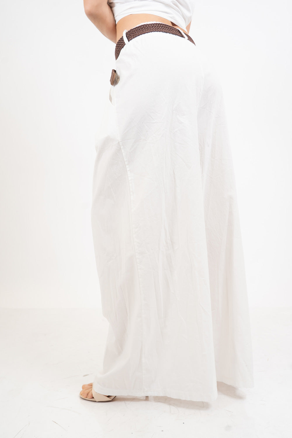 Pantalone wide leg in cotone elasticizzato con cintura intrecciata.