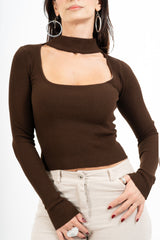 modella indossando Maglia a costine con scollo quadro e oblò con collare colore Marrone Unica