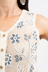 Gilet rete ricamata a fiori.