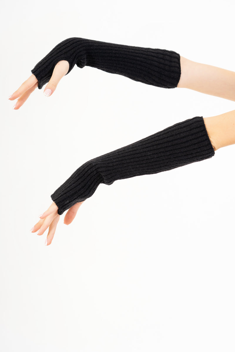 modella indossando Manicotti in maglia con asola per il pollice colore Nero Unica