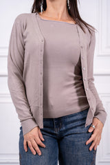 modella indossando Cardigan Elowen scollo V colore