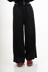 modella indossando Pantalone palazzo felpa con elastico colore