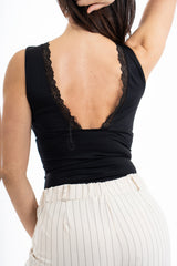 modella indossando Top in maglina elasticizzata con scollo a V e pizzo con coppe removibili colore