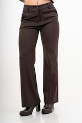 modella indossando Pantalone Punto Milano elasticizzato taglio elegante - Marrone colore
