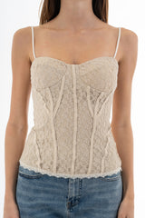 modella indossando Bustier in pizzo elasticizzato con coppe preformate e passamaneria al fondo colore Beige Unica