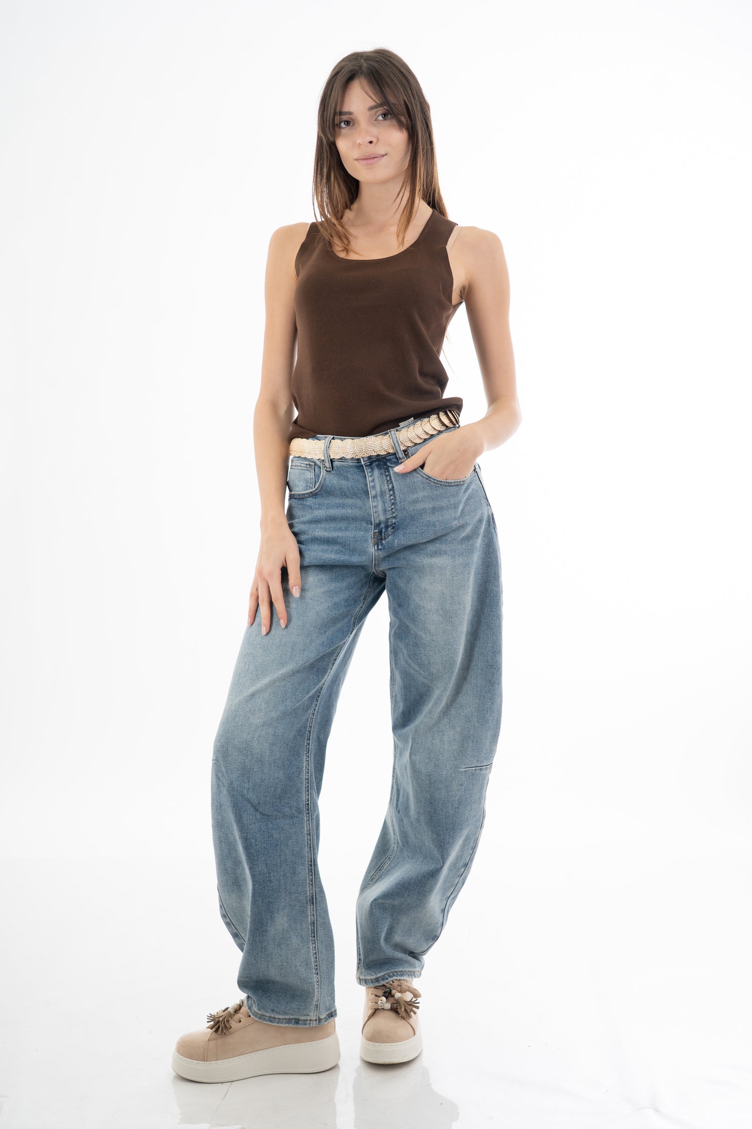 modella indossando Cintura elastica con placche metalliche sovrapposte effetto scaglie colore