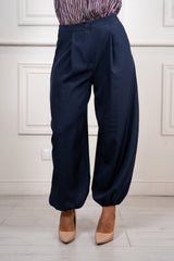 modella indossando Pantalone Osaka colore