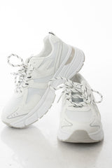 modella indossando Sneakers chunky bianche con inserti tecnici e suola alta colore Bianco