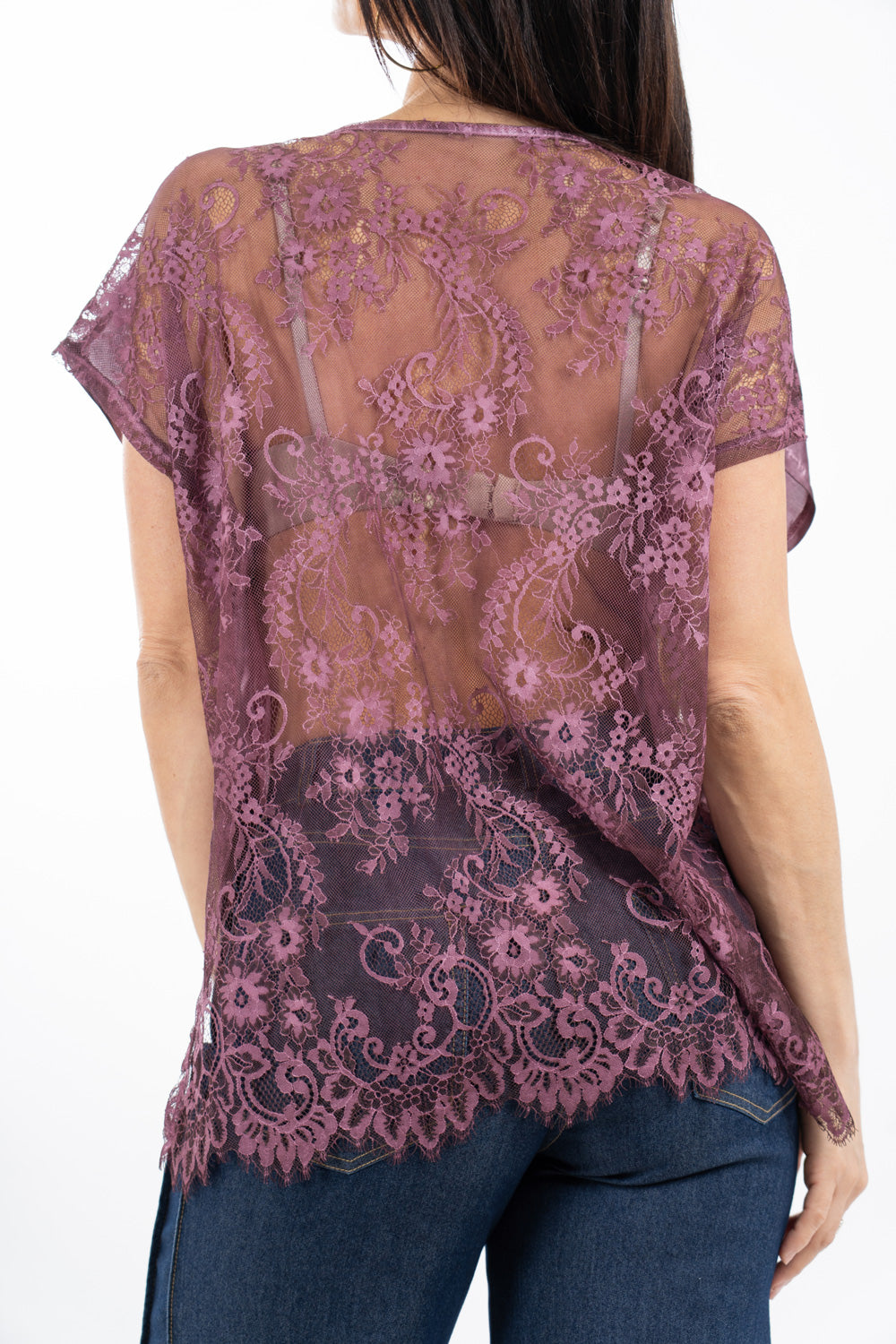modella indossando Maglia over in viscosa con retro in pizzo colore