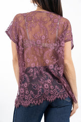 modella indossando Maglia over in viscosa con retro in pizzo colore