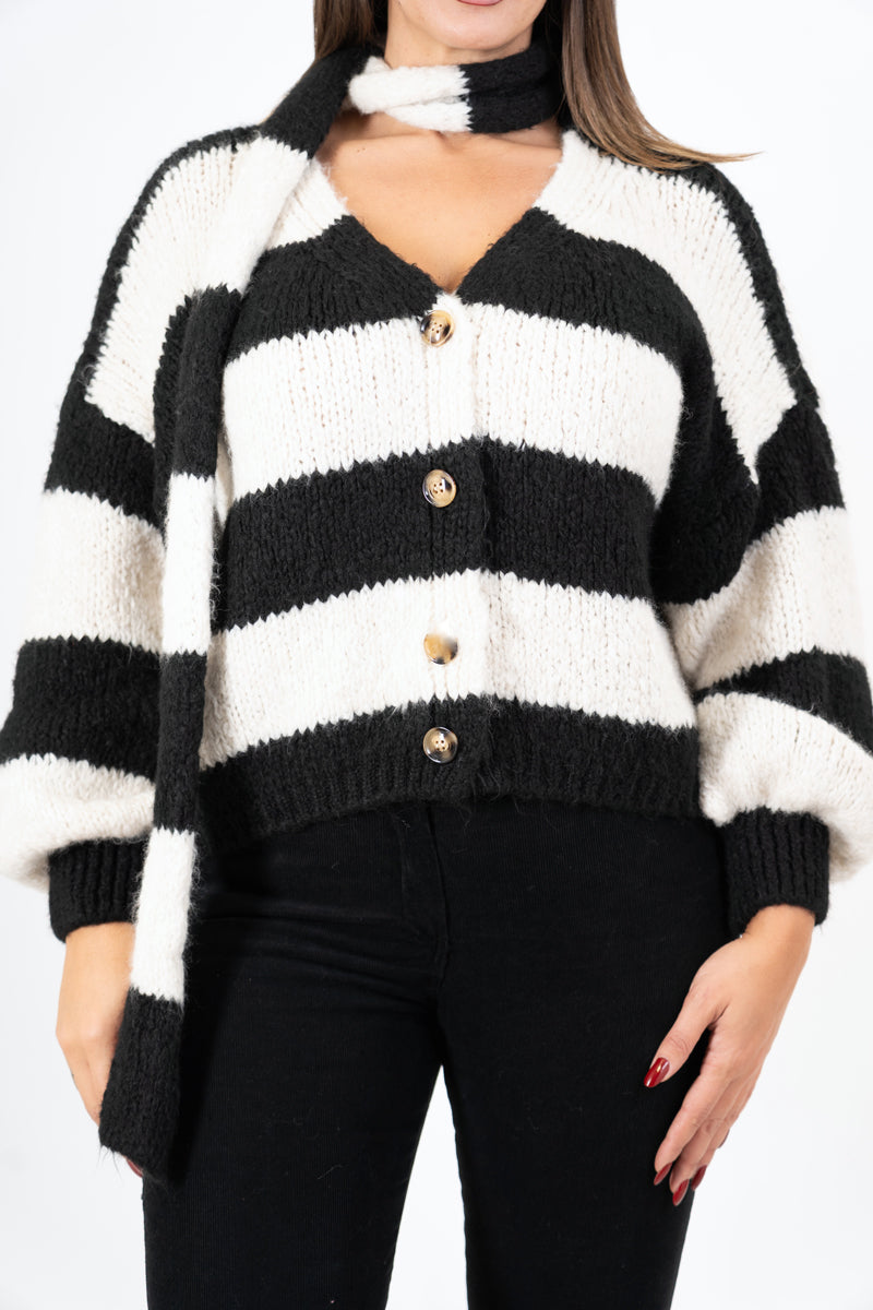 modella indossando Cardigan a righe in misto lana con sciarpa coordinata colore Nero Unica