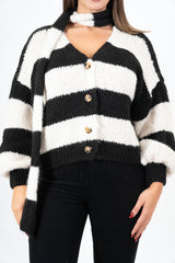 modella indossando Cardigan a righe in misto lana con sciarpa coordinata colore Nero Unica