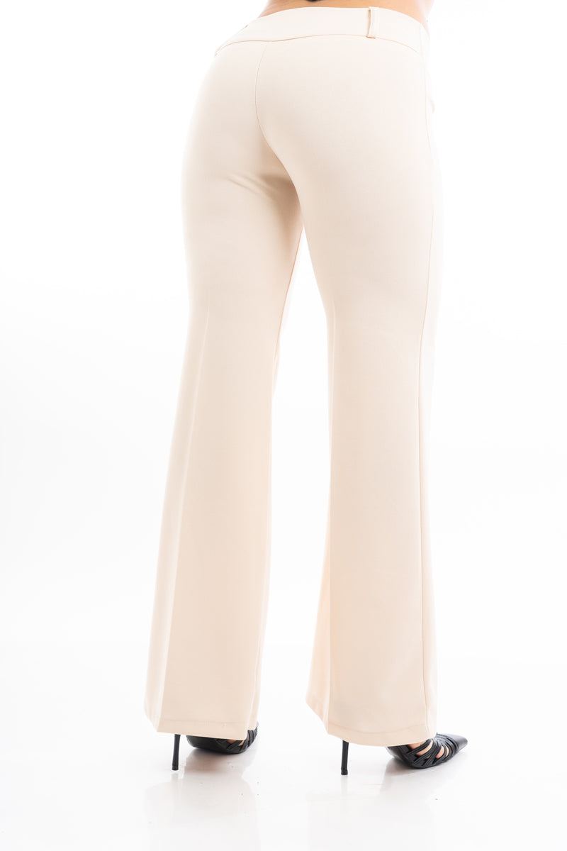 modella indossando Pantalone beige a zampa in crep elasticizzato con baschina e passanti colore Beige