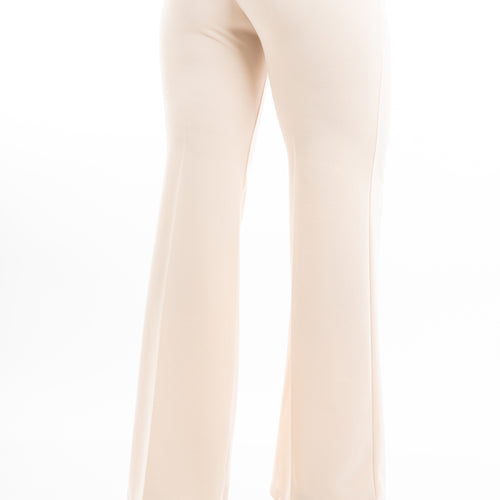modella indossando Pantalone beige a zampa in crep elasticizzato con baschina e passanti colore Beige