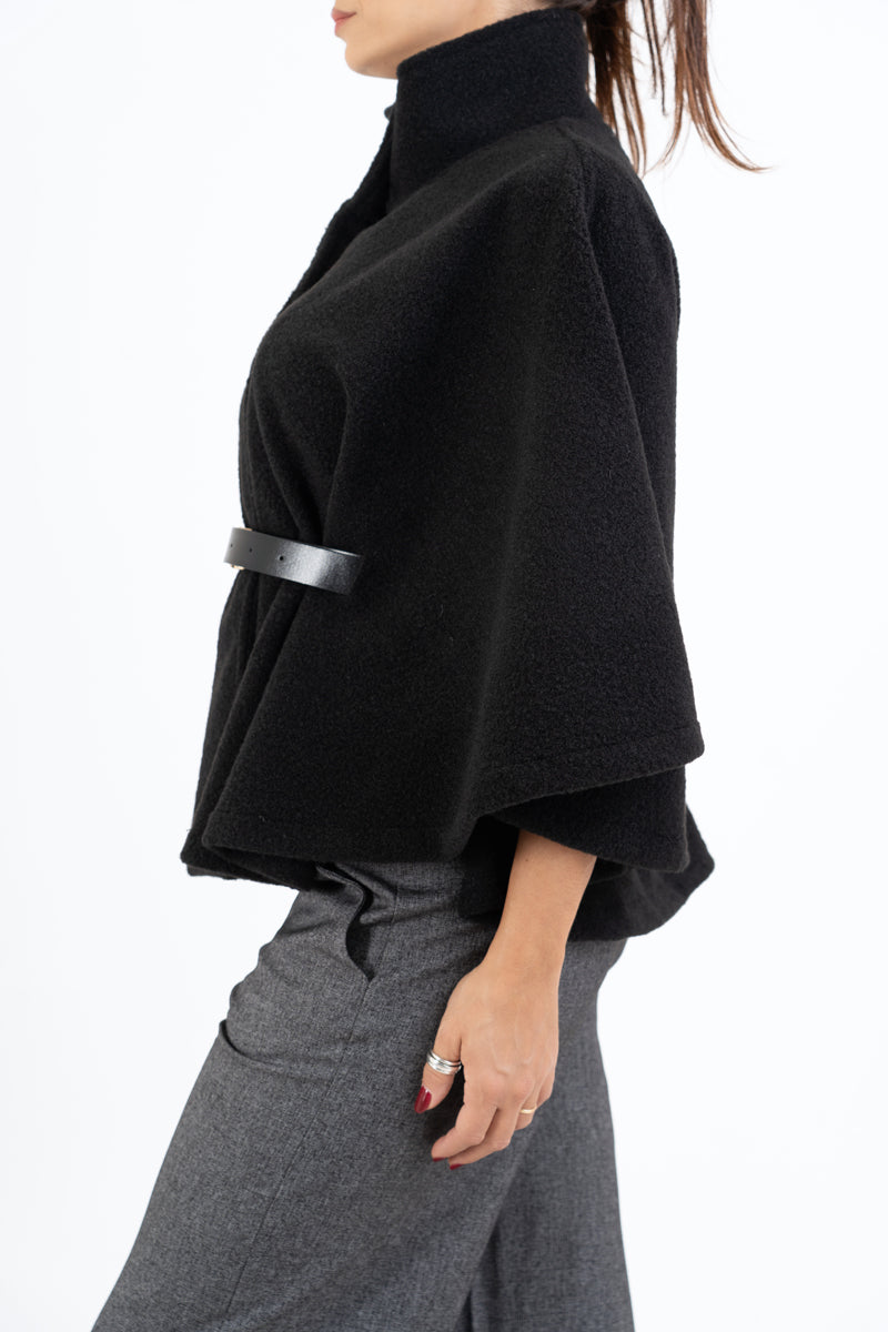 modella indossando Mantella GoldBelt con collo alto e cintura colore