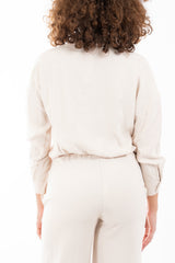 modella indossando Blusa con scollo incrociato e fondo elastico in misto viscosa colore