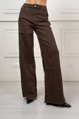 modella indossando Jeans Perla Marrone colore