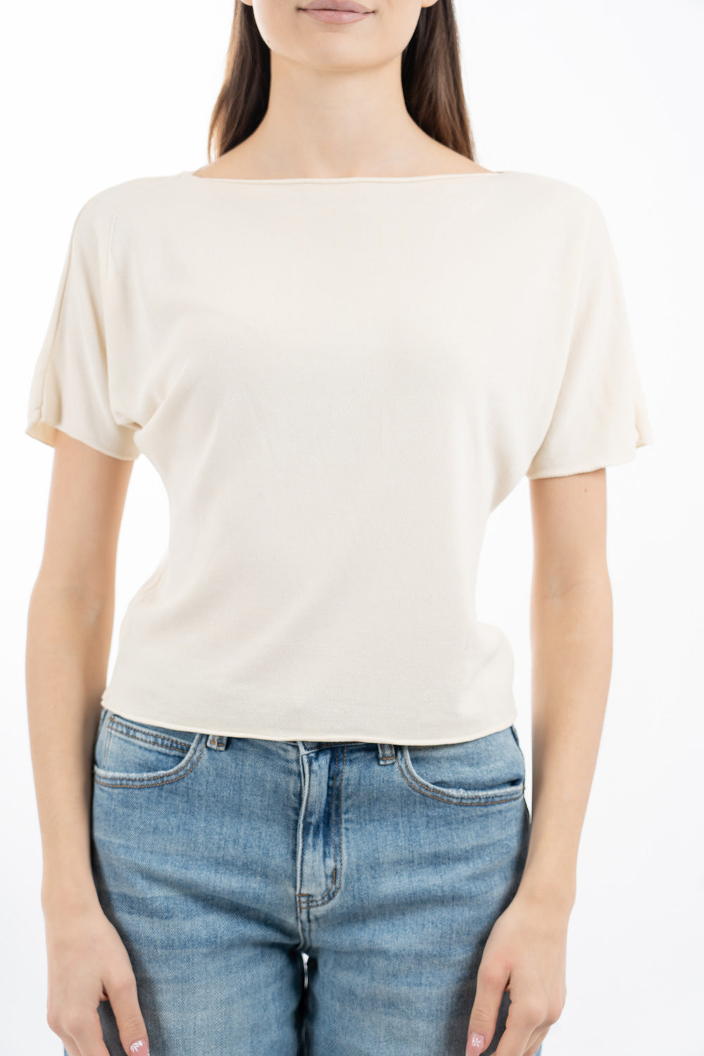 modella indossando Maglia in viscosa a manica corta con finitura minimal colore Beige Unica