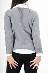 modella indossando Maglia over con scollo a V e orlo stondato in viscosa colore