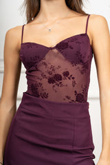 modella indossando Body Floris con coppe colore